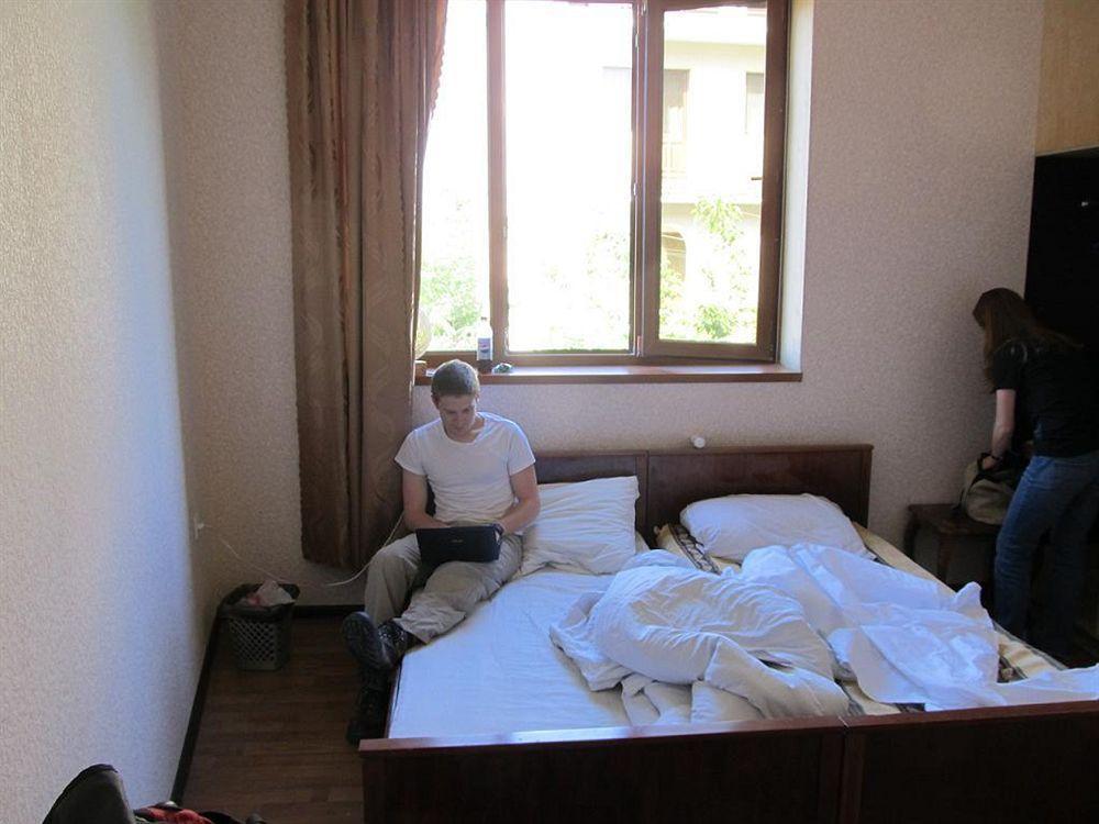 יירבאן Glide Hostel מראה חיצוני תמונה