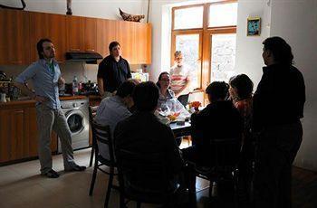 יירבאן Glide Hostel מראה חיצוני תמונה