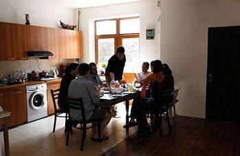 יירבאן Glide Hostel מראה חיצוני תמונה