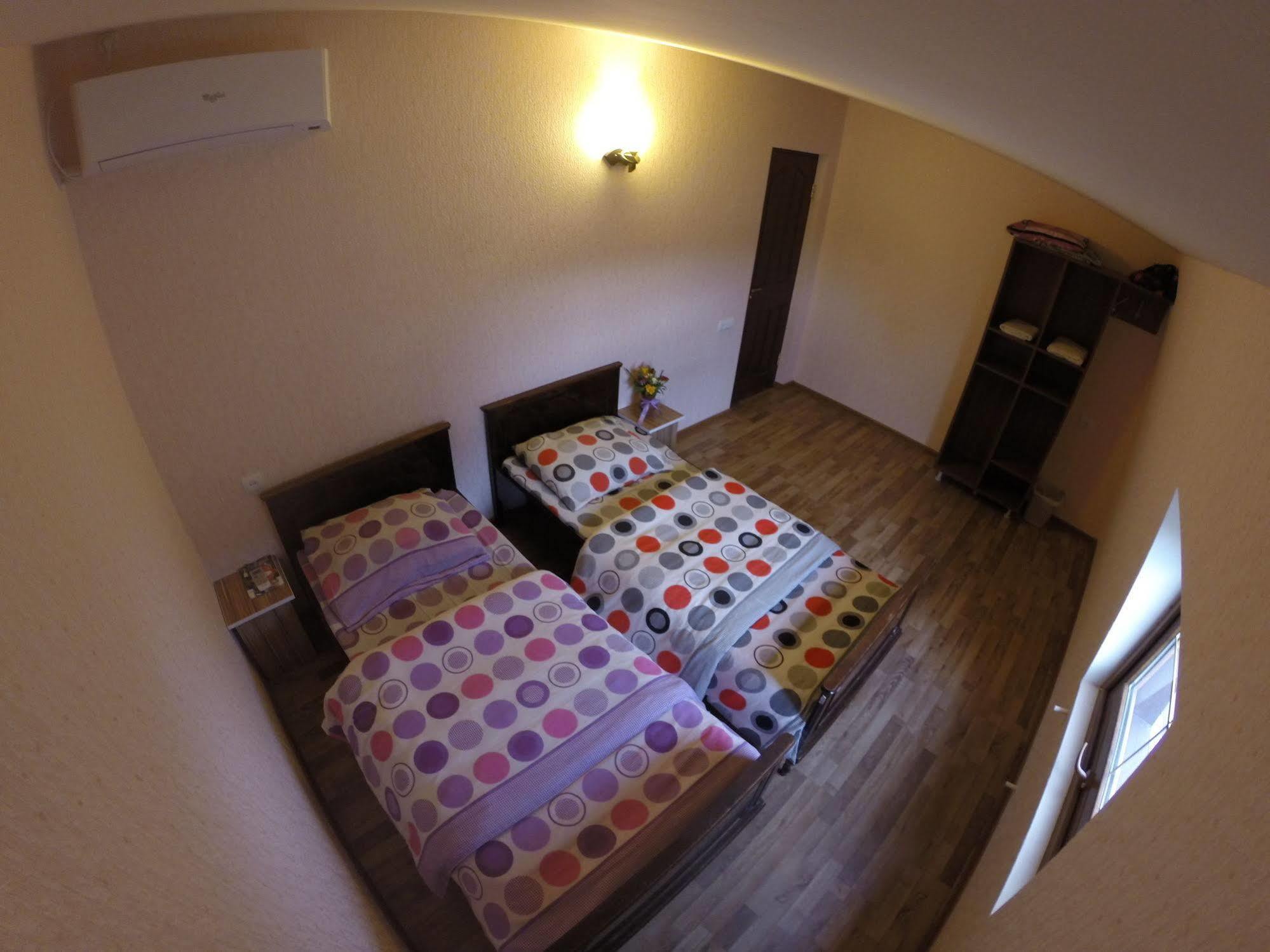יירבאן Glide Hostel מראה חיצוני תמונה