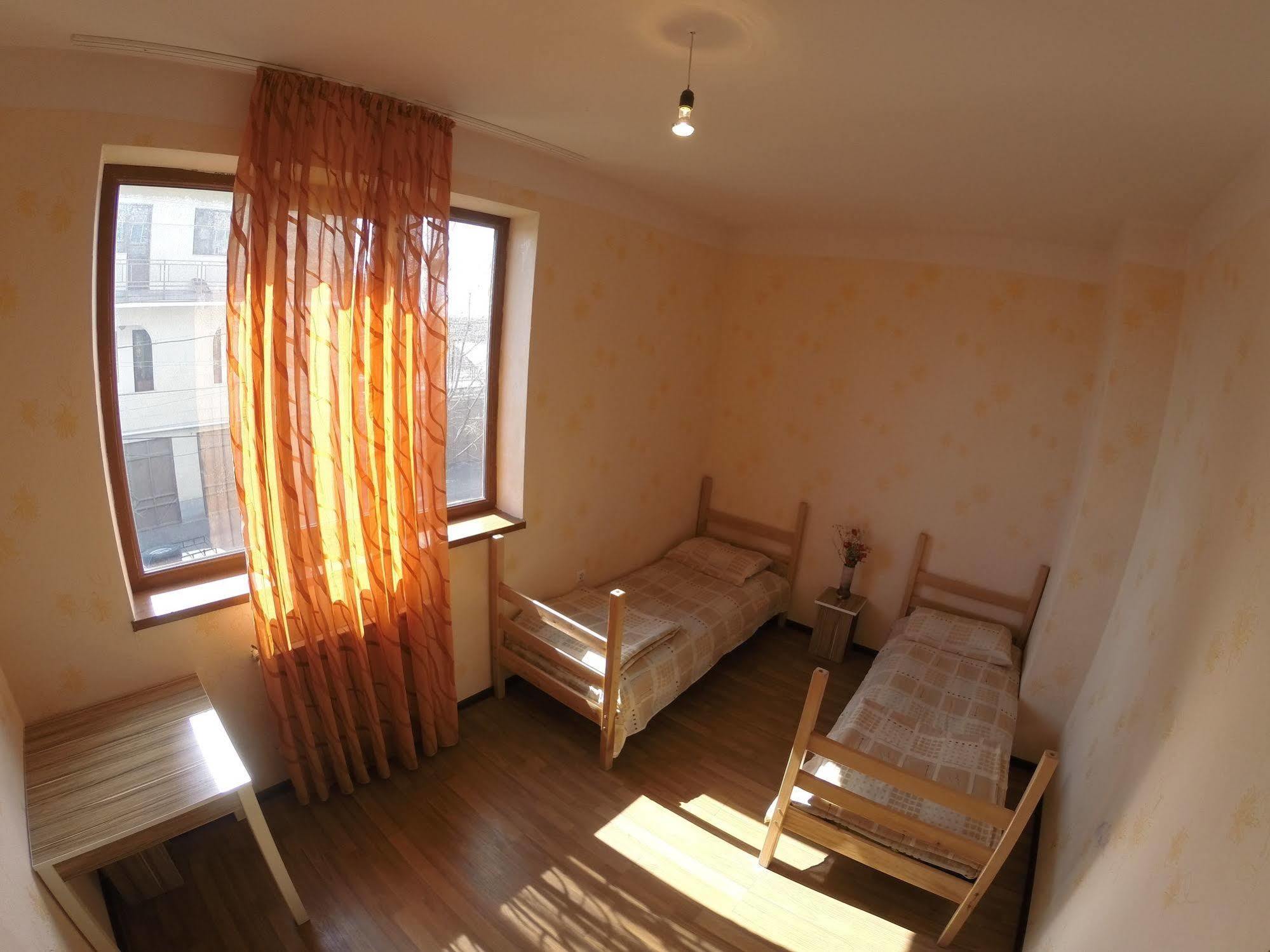 יירבאן Glide Hostel מראה חיצוני תמונה