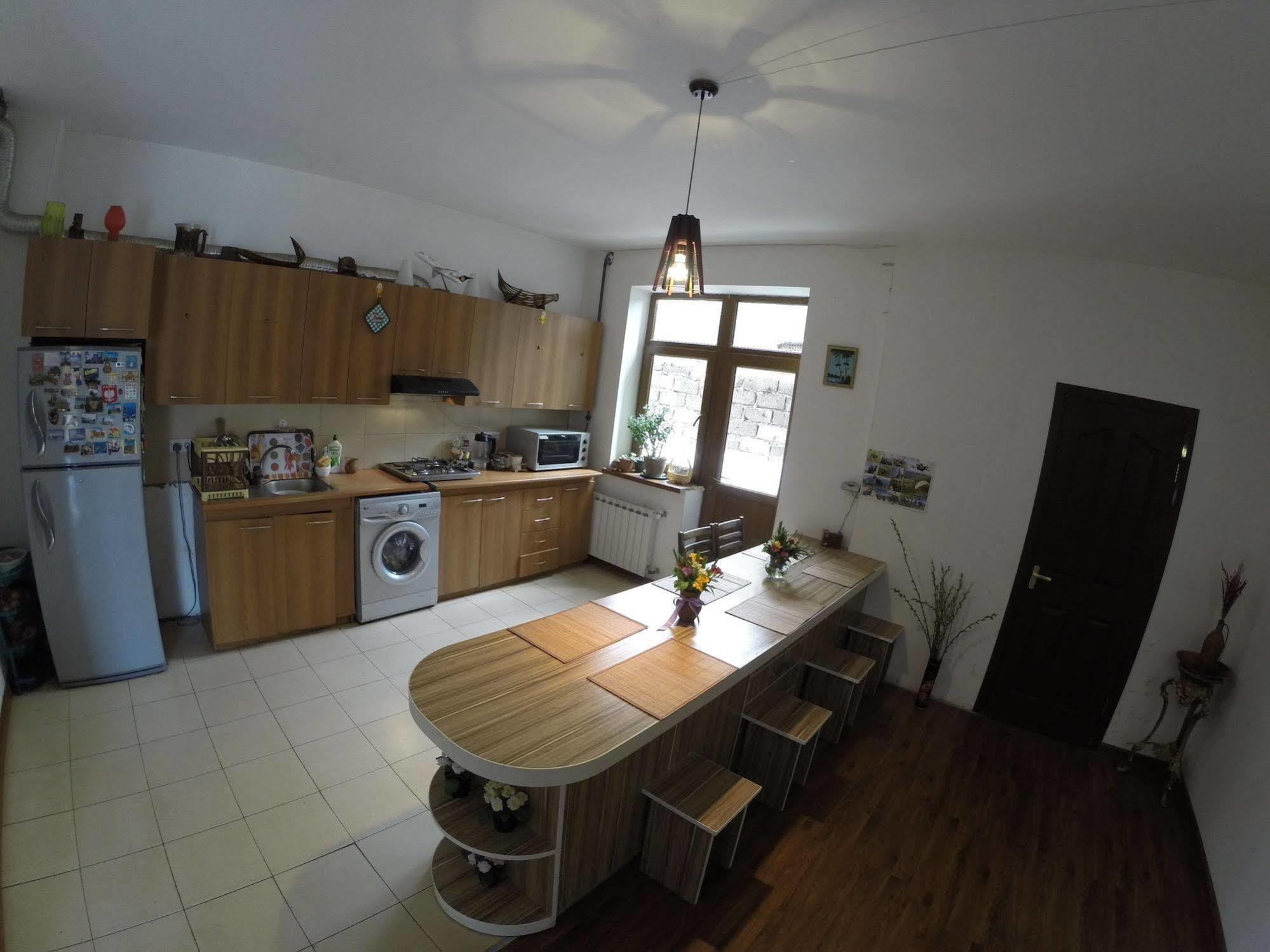 יירבאן Glide Hostel מראה חיצוני תמונה